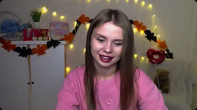 Snapshot of OceanicDawn chatting on 10.17.25 OceanicDawn online show from 10.17.25