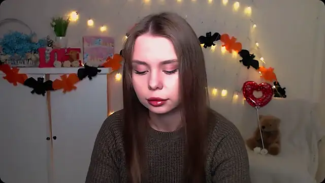 Snapshot of OceanicDawn chatting on 10.19.25 OceanicDawn online show from 10.19.25