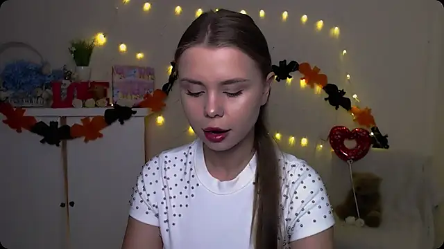 Snapshot of OceanicDawn chatting on 10.20.25 OceanicDawn online show from 10.20.25