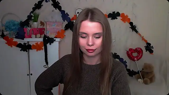 Snapshot of OceanicDawn chatting on 10.29.25 OceanicDawn online show from 10.29.25