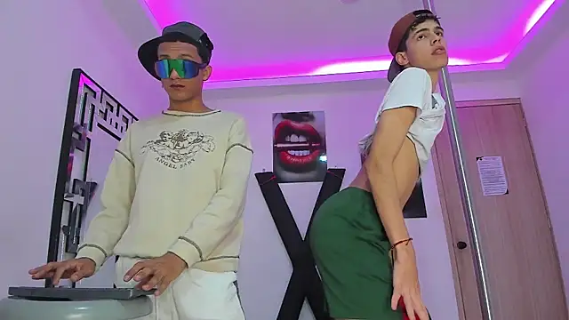 Snapshot of TWINKS_FRIENDS chatting on 10.15.25 TWINKS FRIENDS online show from 10.15.25