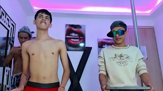 Snapshot of TWINKS_FRIENDS chatting on 10.20.25 TWINKS FRIENDS online show from 10.20.25