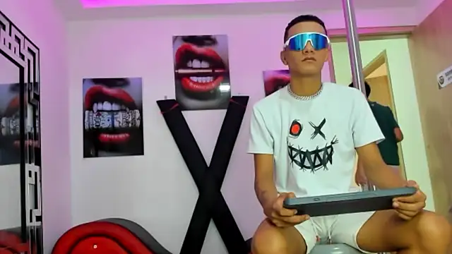 Snapshot of TWINKS_FRIENDS chatting on 10.31.25 TWINKS FRIENDS online show from 10.31.25