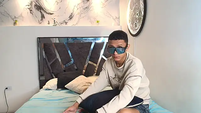 Snapshot of TWINKS_FRIENDS chatting on 11.11.25 TWINKS FRIENDS online show from 11.11.25