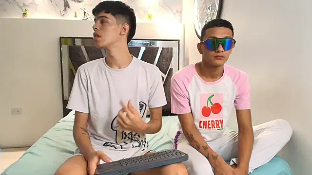 Snapshot of TWINKS_FRIENDS chatting on 11.12.25 TWINKS FRIENDS online show from 11.12.25