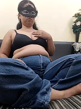 Snapshot of Iampriyaaa15 chatting on 10.08.25 Iampriyaaa15 online show from 10.08.25