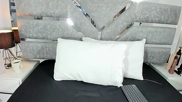 Snapshot of Karla-Lin chatting on 10.27.25 Karla-Lin online show from 10.27.25