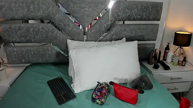 Snapshot of Karla-Lin chatting on 10.31.25 Karla-Lin online show from 10.31.25