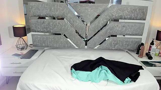 Snapshot of Karla-Lin chatting on 11.01.25 Karla-Lin online show from 11.01.25