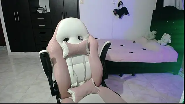 Snapshot of Elizabeth_rose02 chatting on 10.17.25 Elizabeth rose02 online show from 10.17.25