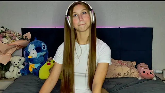 Snapshot of MissEmilyMiller chatting on 10.17.25 MissEmilyMiller online show from 10.17.25