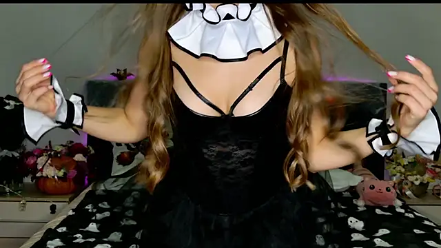 Snapshot of MissEmilyMiller chatting on 10.31.25 MissEmilyMiller online show from 10.31.25