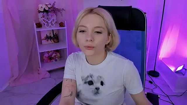 Snapshot of AuroraWrenfield chatting on 10.28.25 AuroraWrenfield online show from 10.28.25