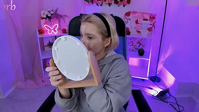 Snapshot of AuroraWrenfield chatting on 11.03.25 AuroraWrenfield online show from 11.03.25