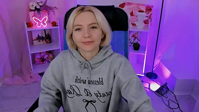 Snapshot of AuroraWrenfield chatting on 11.05.25 AuroraWrenfield online show from 11.05.25