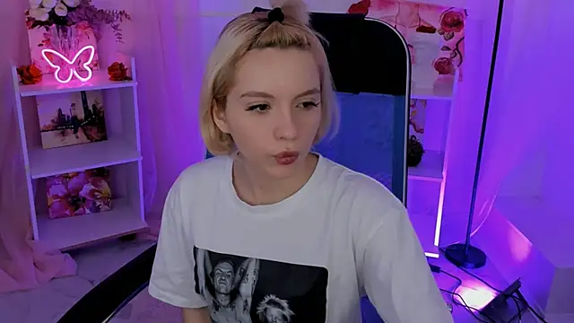 Snapshot of AuroraWrenfield chatting on 11.06.25 AuroraWrenfield online show from 11.06.25