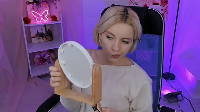 Snapshot of AuroraWrenfield chatting on 11.10.25 AuroraWrenfield online show from 11.10.25