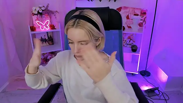 Snapshot of AuroraWrenfield chatting on 11.12.25 AuroraWrenfield online show from 11.12.25