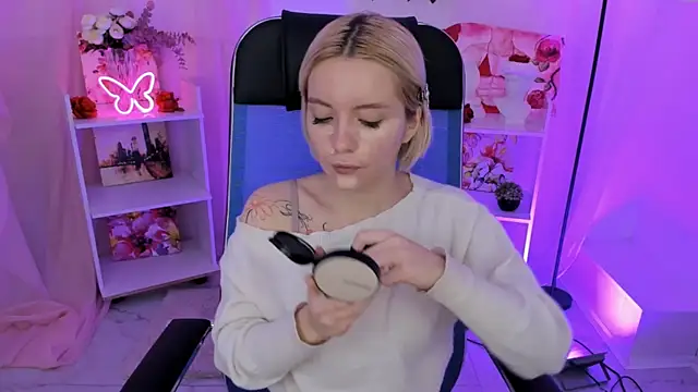 Snapshot of AuroraWrenfield chatting on 11.13.25 AuroraWrenfield online show from 11.13.25