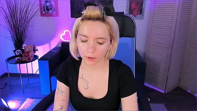 AuroraWrenfield online show from 12.03.25