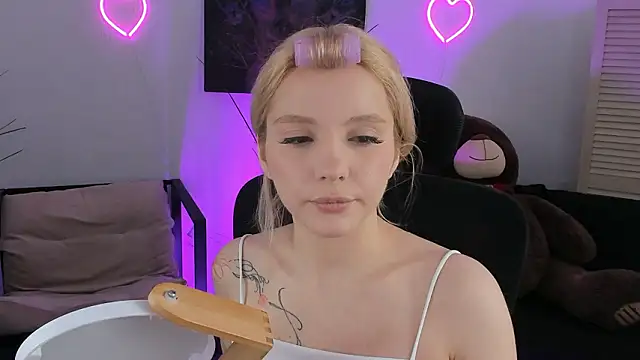 AuroraWrenfield online show from 03.02.26