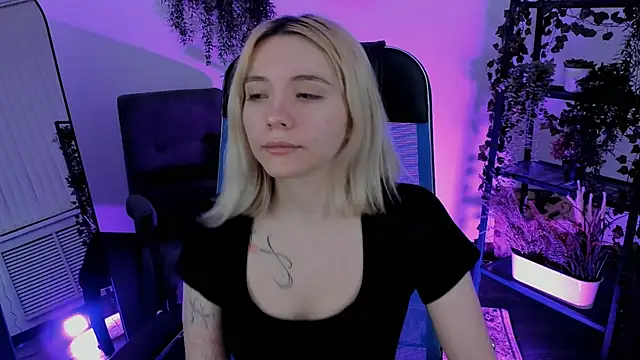 AuroraWrenfield online show from 04.07.26