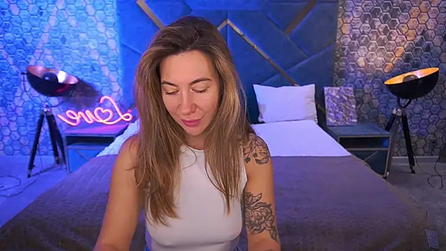 Snapshot of KateShanny chatting on 11.06.25 KateShanny online show from 11.06.25