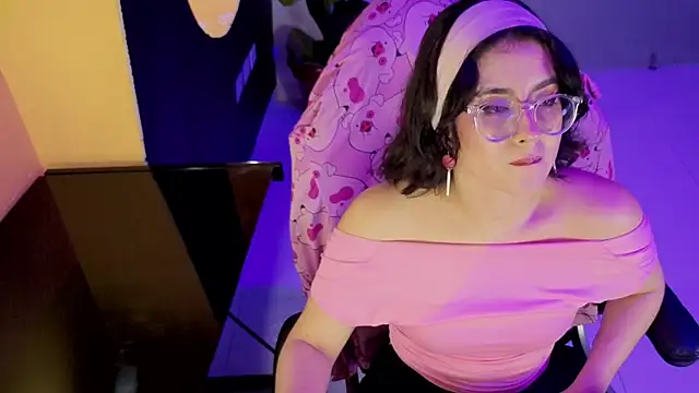 Snapshot of LiLLiAnderson chatting on 10.12.25 LiLLiAnderson online show from 10.12.25