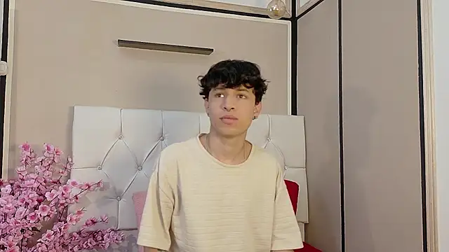 Snapshot of Axel__Evans chatting on 10.27.25 Axel Evans online show from 10.27.25