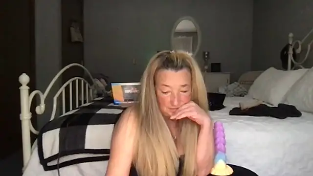 Snapshot of milf-Lacey chatting on 03.06.26 milf-Lacey online show from 03.06.26