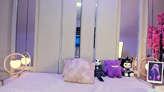 Snapshot of VesperVelvet chatting on 10.24.25 VesperVelvet online show from 10.24.25