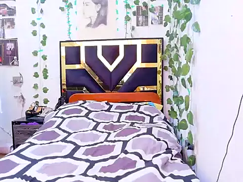 lucywhite13 online show from 10.10.25