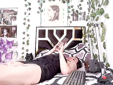 lucywhite13 online show from 11.14.25