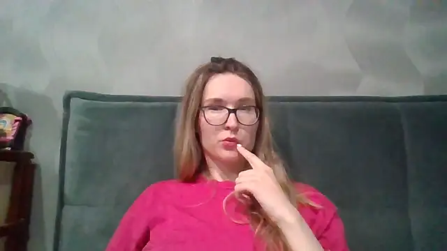 Snapshot of Jugira chatting on 09.30.25 Jugira online show from 09.30.25