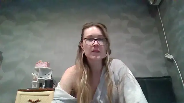 Snapshot of Jugira chatting on 10.28.25 Jugira online show from 10.28.25