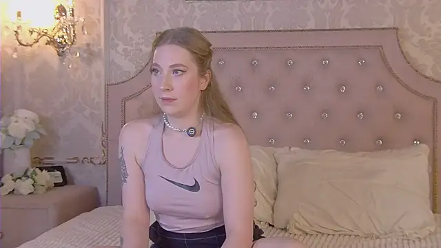 Snapshot of MiaEuphoria_ chatting on 10.01.25 MiaEuphoria online show from 10.01.25