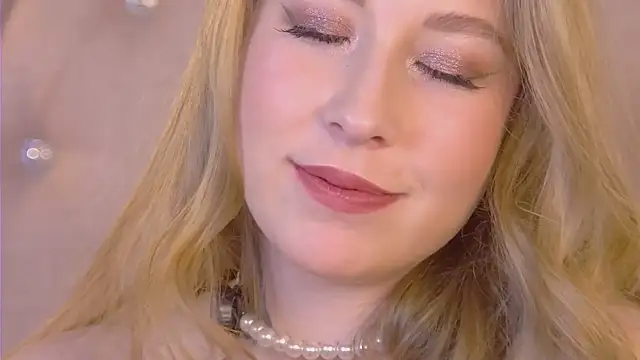 Snapshot of MiaEuphoria_ chatting on 10.06.25 MiaEuphoria online show from 10.06.25