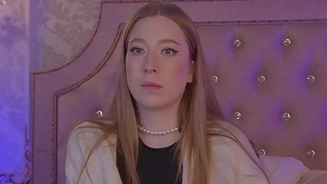 Snapshot of MiaEuphoria_ chatting on 10.07.25 MiaEuphoria online show from 10.07.25