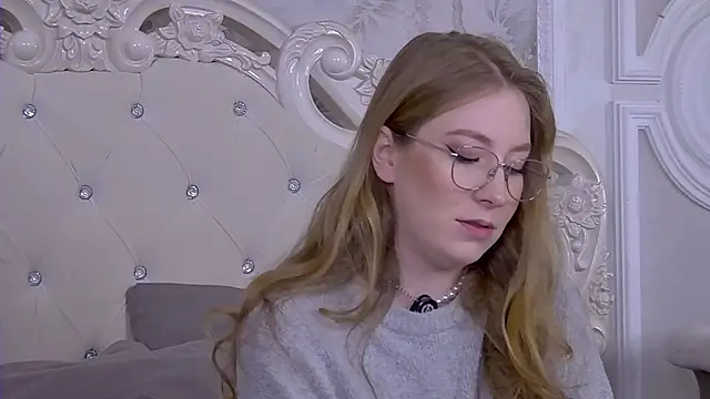 Snapshot of MiaEuphoria_ chatting on 10.08.25 MiaEuphoria online show from 10.08.25