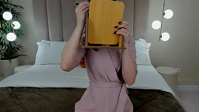 Snapshot of KiraHolli chatting on 10.01.25 KiraHolli online show from 10.01.25