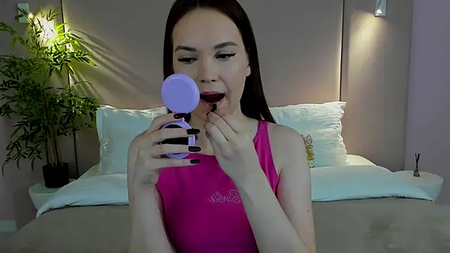 Snapshot of KiraHolli chatting on 10.07.25 KiraHolli online show from 10.07.25