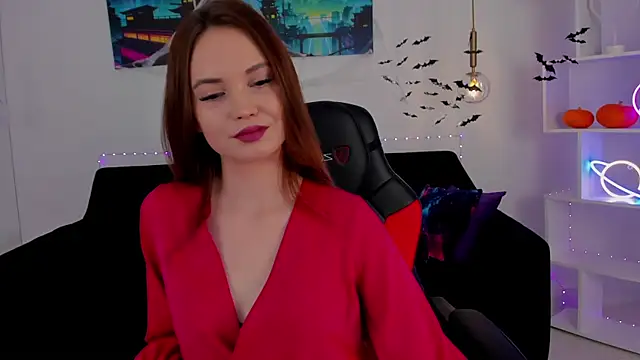 Snapshot of KiraHolli chatting on 10.28.25 KiraHolli online show from 10.28.25