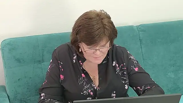 Snapshot of Sandra_Sunrise chatting on 10.21.25 Sandra Sunrise online show from 10.21.25