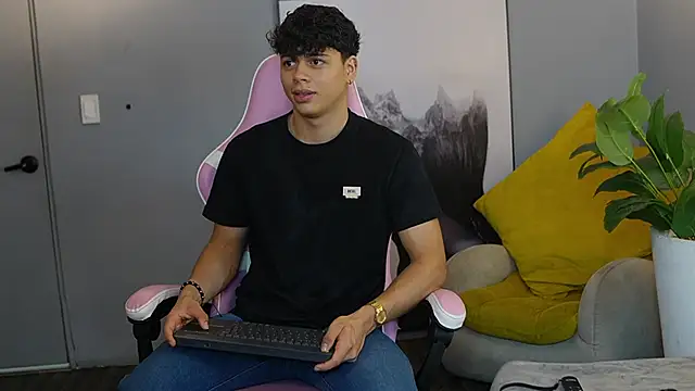 Snapshot of Ethan_occonor chatting on 10.18.25 Ethan occonor online show from 10.18.25