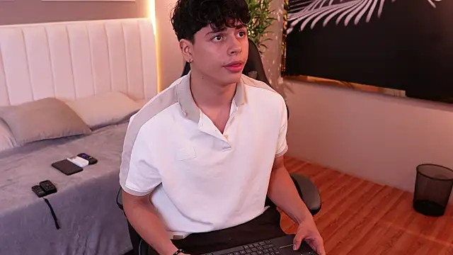 Snapshot of Ethan_occonor chatting on 10.21.25 Ethan occonor online show from 10.21.25