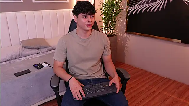 Snapshot of Ethan_occonor chatting on 10.24.25 Ethan occonor online show from 10.24.25