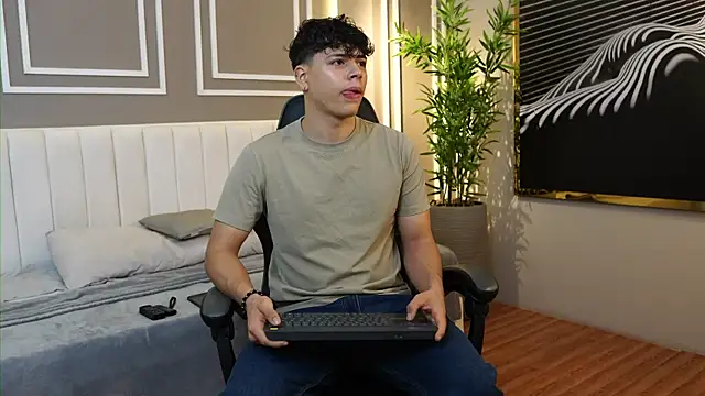 Snapshot of Ethan_occonor chatting on 11.05.25 Ethan occonor online show from 11.05.25