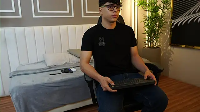 Snapshot of Ethan_occonor chatting on 11.06.25 Ethan occonor online show from 11.06.25