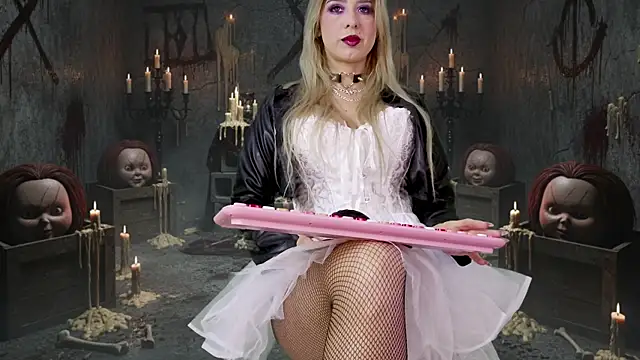 Snapshot of XXMILE chatting on 10.26.25 XXMILE online show from 10.26.25