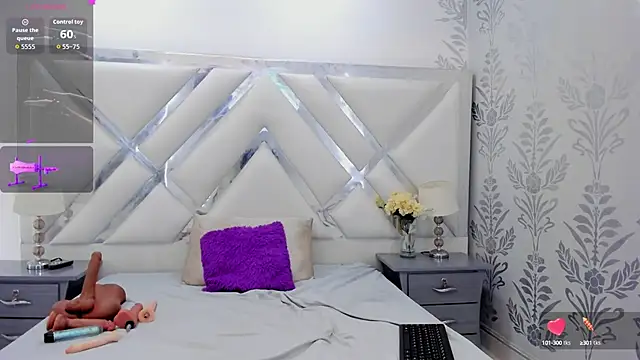 Snapshot of selenareyes chatting on 09.24.25 selenareyes online show from 09.24.25